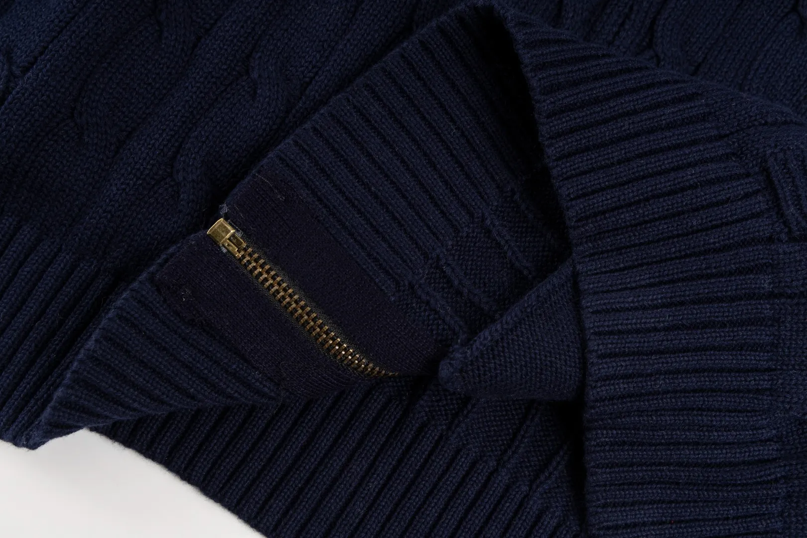 P260 #R98 RALPH LAUREN Ralph Lauren nine-color classic small label embroidery logo full zipper knitted cable cardigan sweater, high-density LOGO embroidery on the chest, original customization of tag accessories. Made of pure cotton yarn, pure cotton is skin-friendly and comfortable, small label war horse embroidered twist zipper cardigan sweater 🐎 high quality, follow the blogger to learn how to wear it! Let’s buy a Ralph Lauren cable sweater. It’s a super hard-to-find series after it became popular. It’s hard to find one on the official website. It’s simple and practical to wear, with a lazy and loose feel. The thickened fabric has more texture, feels soft and delicate, and has a loose fit. Whether worn alone or layered, you can wear different styles of fashion with just one piece!   Size：XS S M L